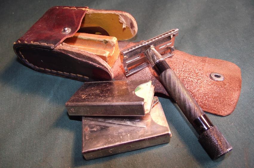 WW2 German Personal Item. Cased Shaving Razor.