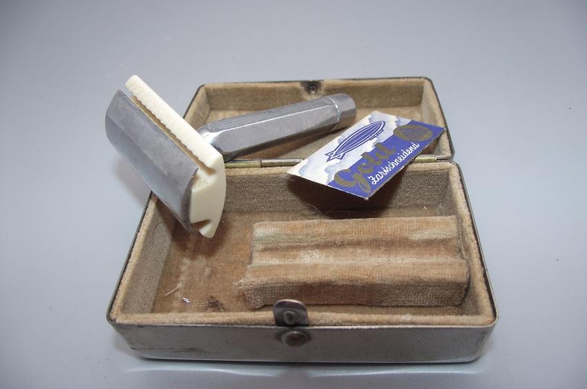 German Personal Item. Boxed Razor.