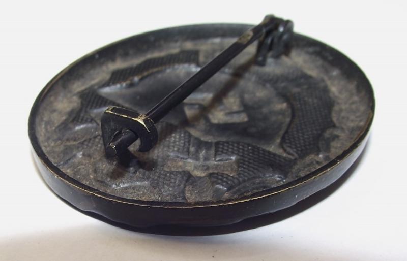 WW2 German Black Wound Bade. Brass Manufactured MM/118, August Menze & Sohn.