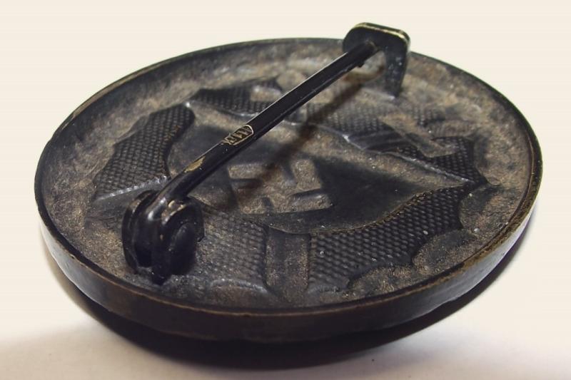 WW2 German Black Wound Bade. Brass Manufactured MM/118, August Menze & Sohn.