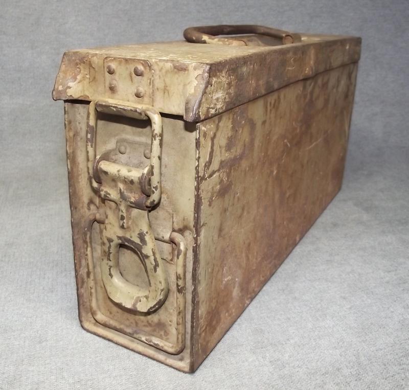 Late War Patronenkasten 41. MG34/42 Steel Ammo Tin. Dunkelgelb.