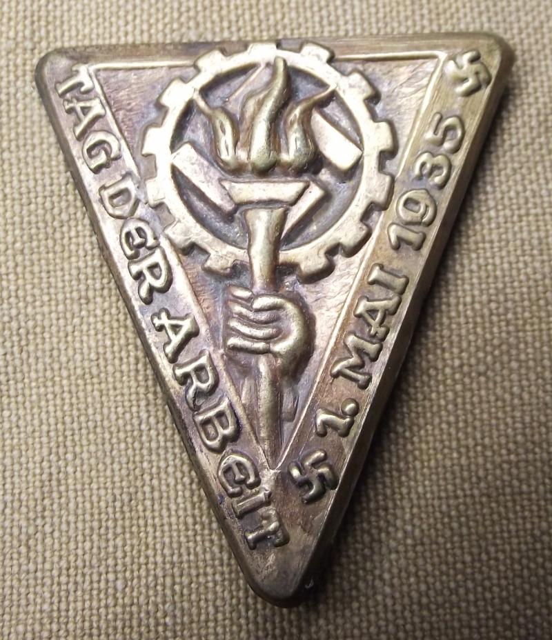 Tad Der Arbeit Event Badge/Tinnie. 1.Mai.1933.