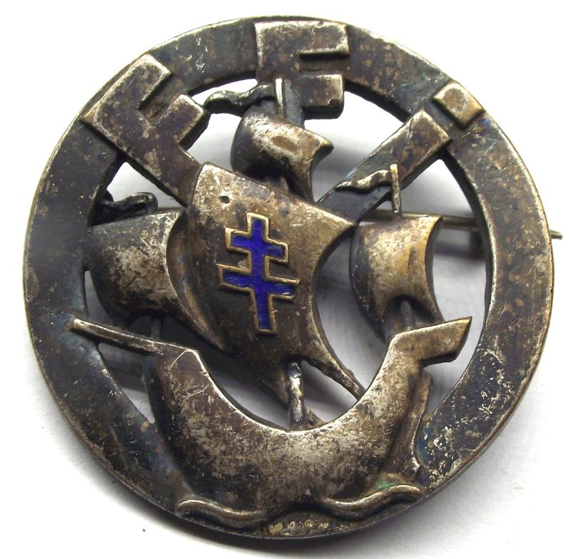 WW2 French 10th Infantry Division Beret Badge.