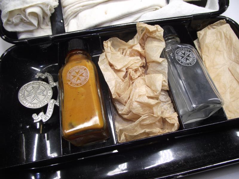 WW2 St.John Ambulance Metal First Aid Pouch.