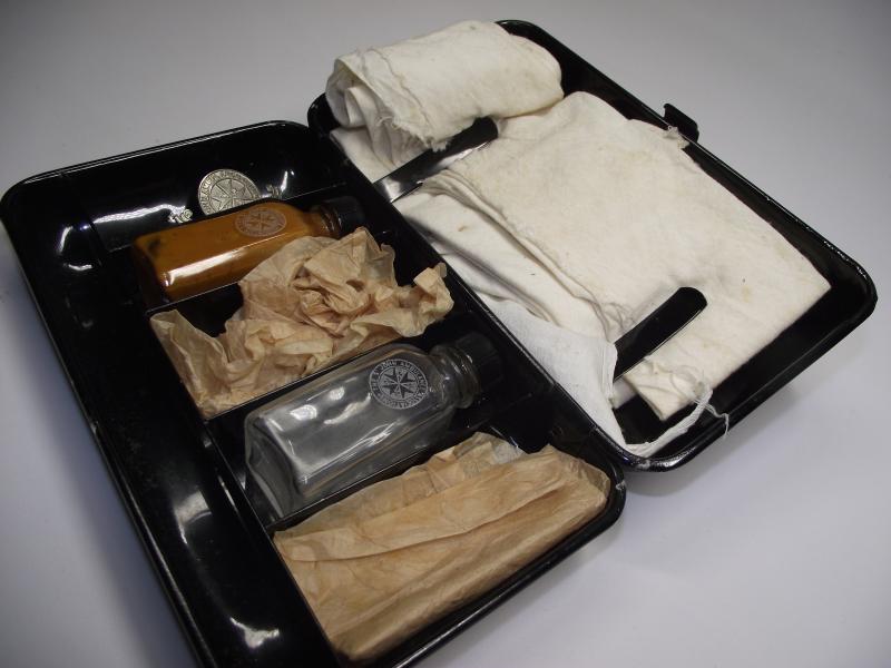 WW2 St.John Ambulance Metal First Aid Pouch.