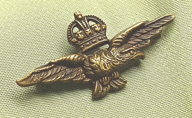 WW2 Ladies RAF Souvenir Handkerchief and Sweetheart Badge.
