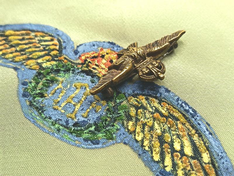 WW2 Ladies RAF Souvenir Handkerchief and Sweetheart Badge.
