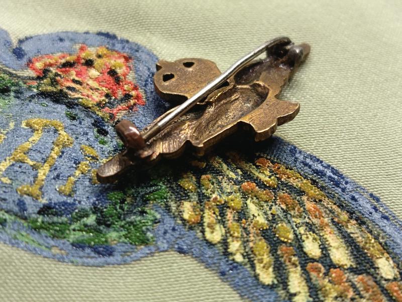 WW2 Ladies RAF Souvenir Handkerchief and Sweetheart Badge.