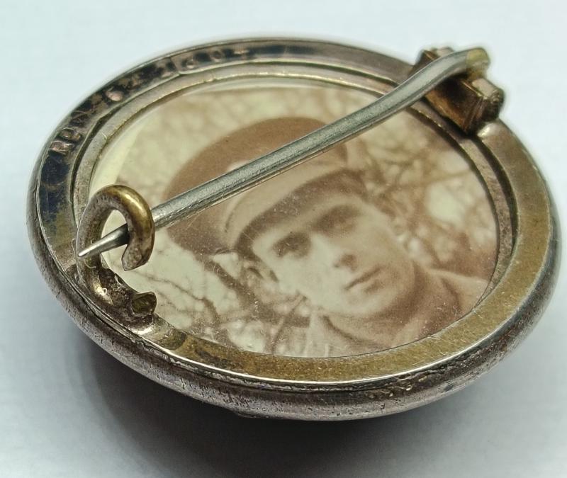 WW1 Artists Rifles 28th Battalion Sweetheart Button with Soldiers Picture to the back.