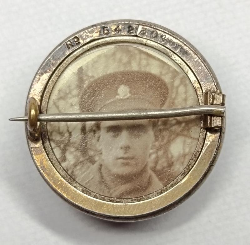 WW1 Artists Rifles 28th Battalion Sweetheart Button with Soldiers Picture to the back.