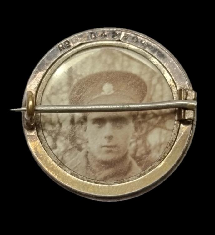 WW1 Artists Rifles 28th Battalion Sweetheart Button with Soldiers Picture to the back.